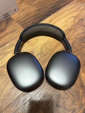 Apple AirPods Max in Space Gray